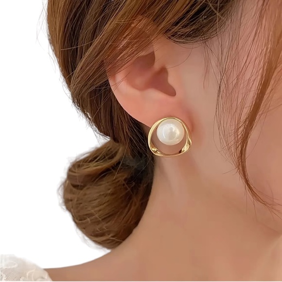 18K Gold Plated Irregular Shaped Pearl Stud Earrings - Picture 2 of 6